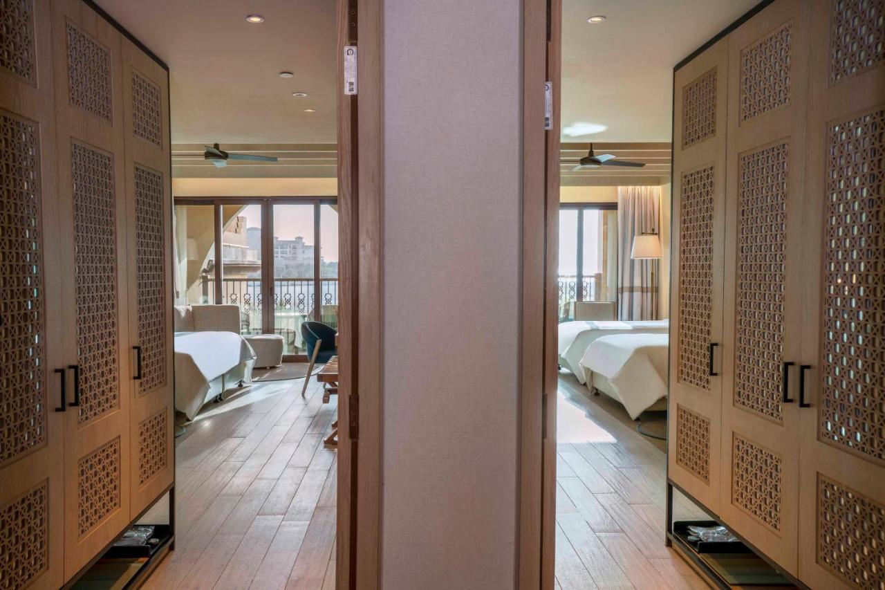 Saadiyat Rotana Resort And Villas Abu Dhabi Exterior photo A room at the hotel